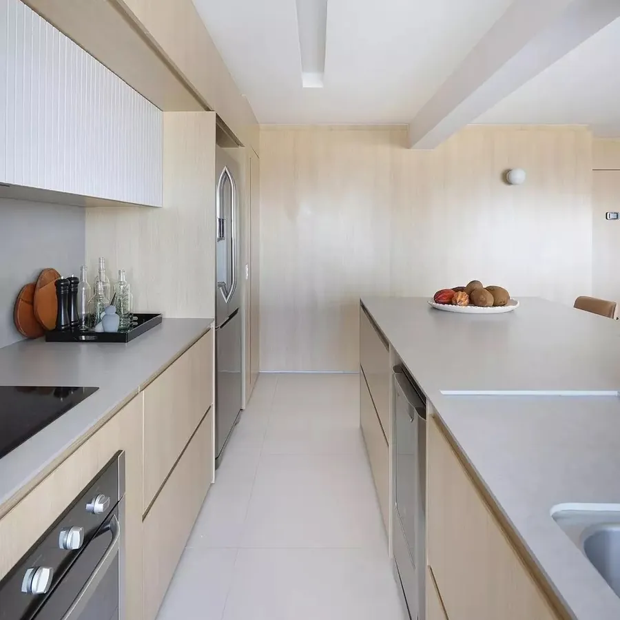 Cozinha clara com bancadas em pedra