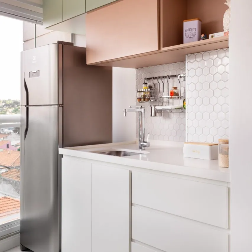 Cozinha compacta com bancada em pedra branca