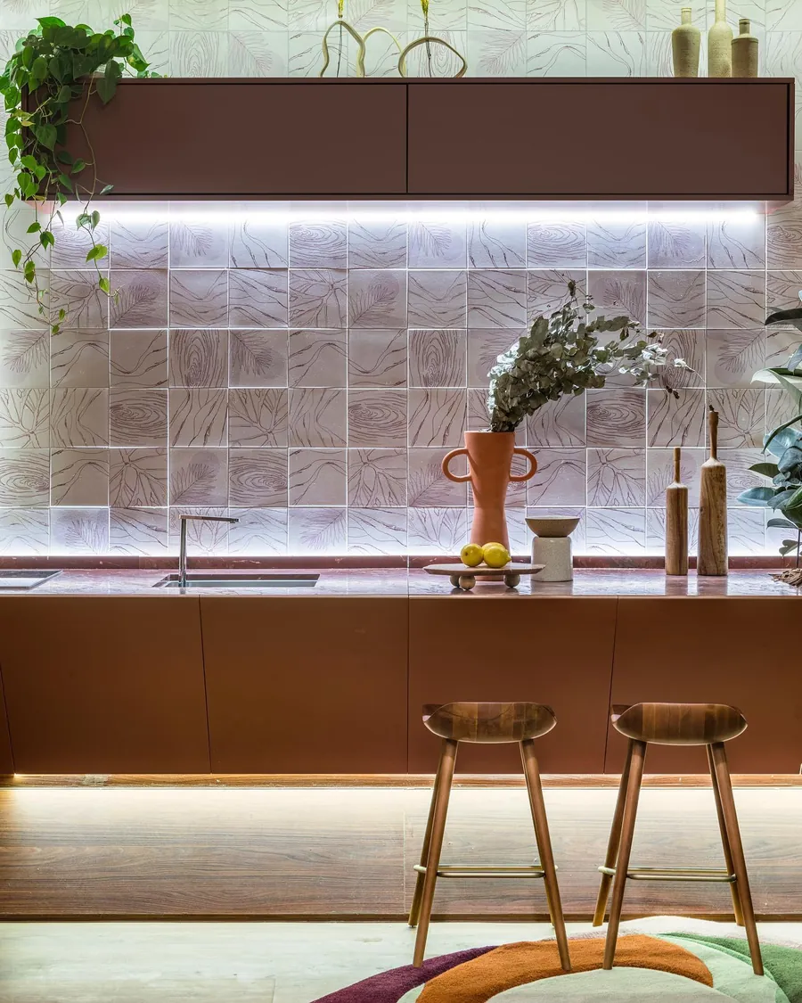 Cozinha com bancada em pedra e iluminação sob os armários