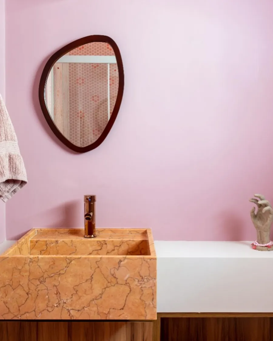 Lavabo rosa com cuba esculpida em pedra