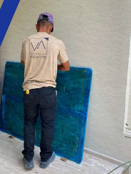 Colaborador da Valor e Arte posicionando chapa de pedra
