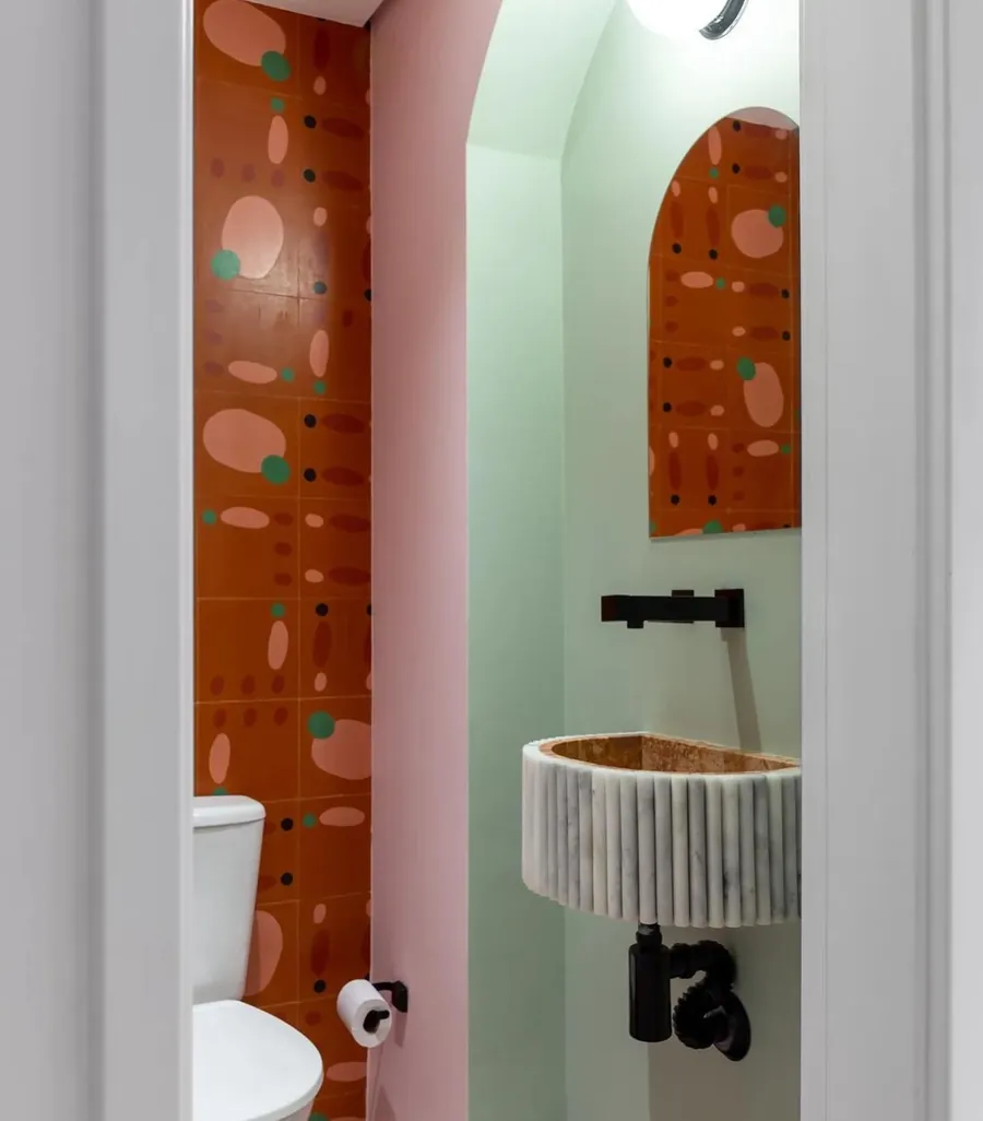 Lavabo com cuba esculpida em pedra