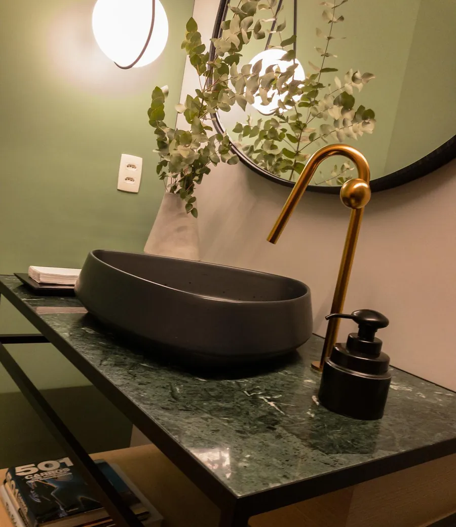 Lavabo com bancada em pedra verde e cuba escura