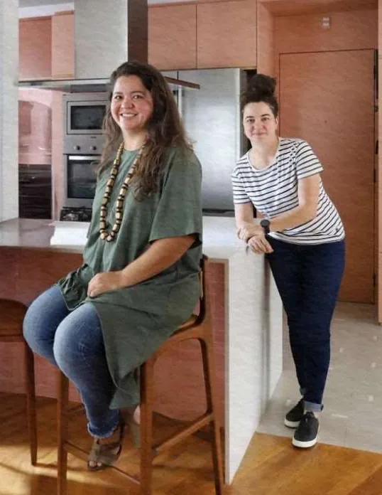 Sócias da Valor e Arte em uma cozinha com bancada em pedra